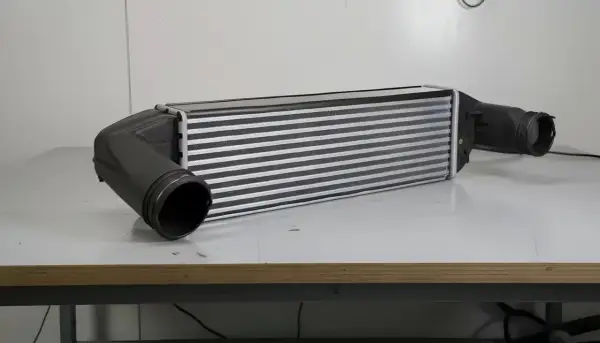 Chłodnica powietrza, czyli intercooler, z dwoma czarnymi wlotami.