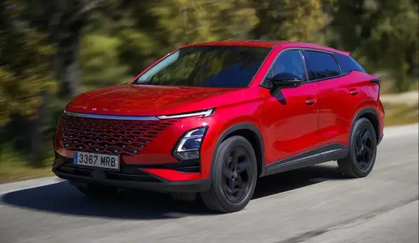 Czerwony SUV, jeden z nowych chińskich samochodów, jedzie po drodze.