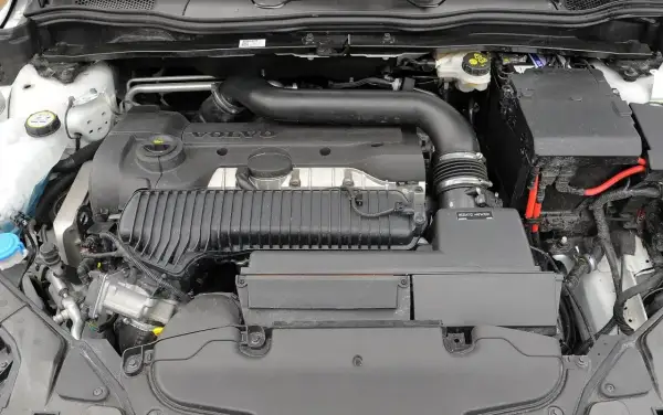 Silnik Volvo D3 z widocznym kolektorem dolotowym i obudową filtra powietrza.