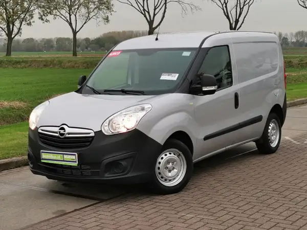 Srebrny Opel Combo 1.3 CDTI na brukowanym podjeździe, gotowy do pracy.