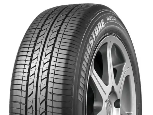 Opony Bridgestone B250 – sprawdź opinie i przekonaj się o ich jakości. Nowoczesny bieżnik zapewnia przyczepność.