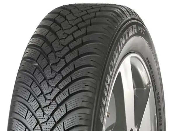 Opony Falken Eurowinter HS01, gdzie produkowane? Zimowa opona na feldze, z wyraźnym bieżnikiem.