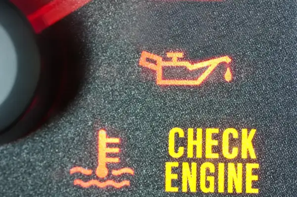 Czerwona kontrolka oleju i żółty napis "CHECK ENGINE" na desce rozdzielczej. Czas sprawdzić poziom oleju!