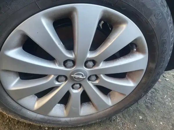 Felga aluminiowa Opel Astra J, widoczne śruby mocujące. Rozstaw śrub jest standardowy dla tego modelu.