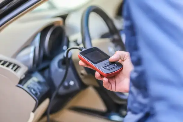 Diagnostyka Renault, sprawdzenie błędów DTC B1267 za pomocą czytnika OBD.