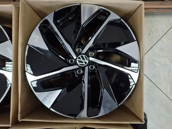 Nowe felgi do Golfa 4, z charakterystycznym wzorem i logo VW. Rozstaw śrub jest standardowy dla tego modelu.