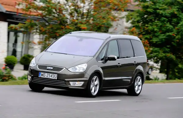 Brązowy Ford Galaxy MK2 w ruchu, z widocznymi felgami i grillem.
