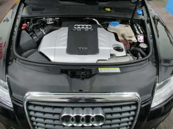 Silnik V6 2.7 TDI Audi A6 C6 z otwartą maską i widocznym zbiorniczkiem płynu chłodniczego.