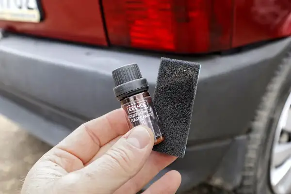 Mała buteleczka z płynem do renowacji plastików i gąbka. Może to być rozwiązanie na wady plastików, ale warto sprawdzić opinie.