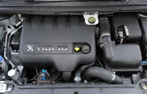 Silnik Peugeot 307 1.6 HDi z widocznym logo i oznaczeniem.