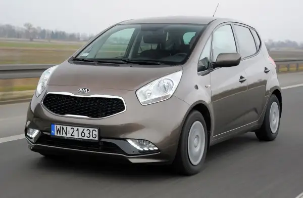 Brązowe Kia Venga w ruchu drogowym. Opinie mechaników o tym modelu są zazwyczaj pozytywne, chwalą jego niezawodność.