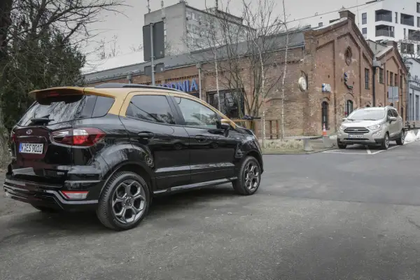 Czarne Ford EcoSport z żółtym dachem, obok srebrny model. Wiele osób szuka imperial ecosport 2 opinie, by podjąć decyzję o zakupie.