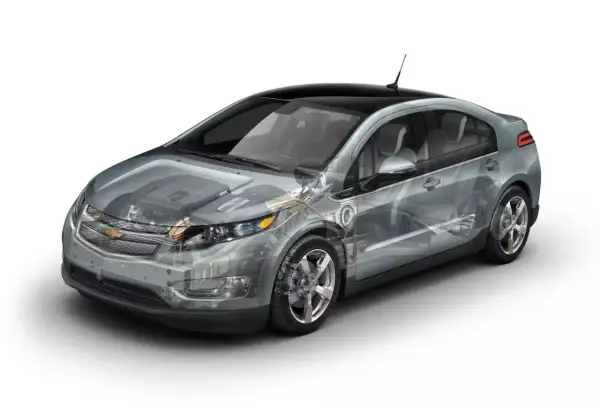 Przezroczysty Chevrolet Volt ukazuje swoje wnętrze i mechanizmy.