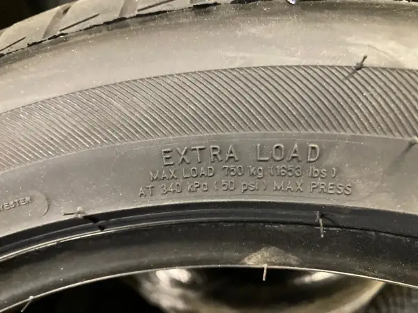 Na oponie widnieje napis "EXTRA LOAD", co oznacza, że opona jest przystosowana do większego obciążenia. Maksymalne obciążenie to 750 kg.