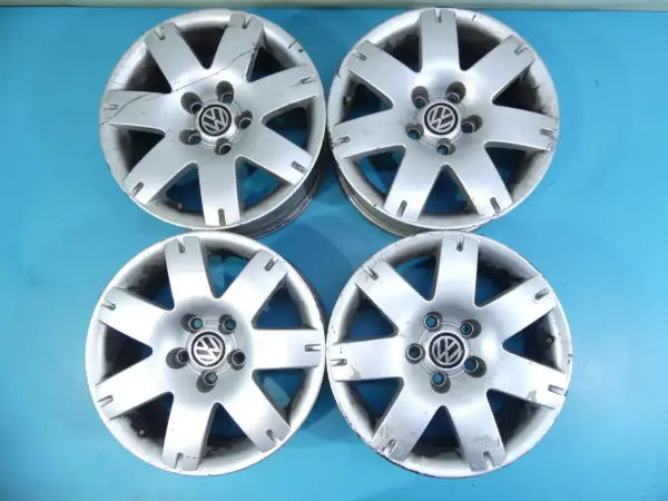 Cztery felgi aluminiowe VW Passat B5, widoczny rozstaw śrub 5x112. Stan dobry, widoczne ślady użytkowania.