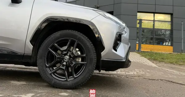 Szare auto z czarnymi felgami i oponami Continental. Czy lepsze opony na przód czy tył? To pytanie, na które odpowiedź znajdziesz w naszym artykule.